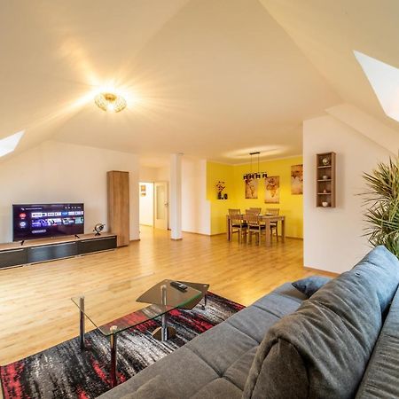 Moderne Dachgeschosswohnung - Parkplatz - Netflix Coburg Exteriér fotografie